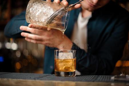 浅黑肤色的男人酒吧间销售酒精饮料的人传布一酒精的喝进入中一gl一ss