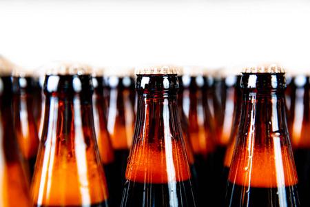 棕色玻璃啤酒饮料酒精瓶,啤酒厂输送带,生产线饮料厂或工厂的果汁生产