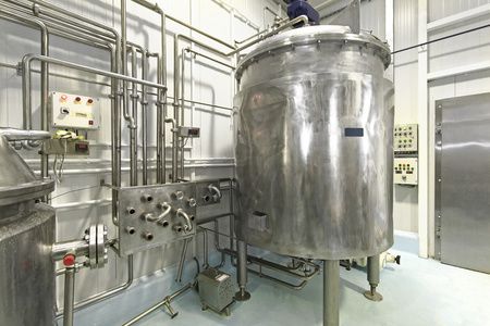钢制罐,设备,管道和过滤系统自动化产业链的啤酒和酒精瓶及软性饮料.